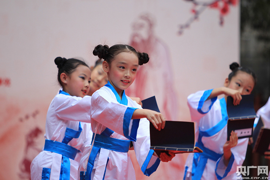 Students attend traditional Chinese cultural festival in Han costume