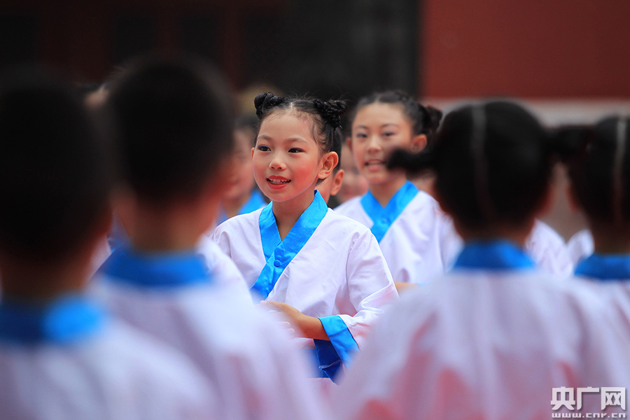 Students attend traditional Chinese cultural festival in Han costume