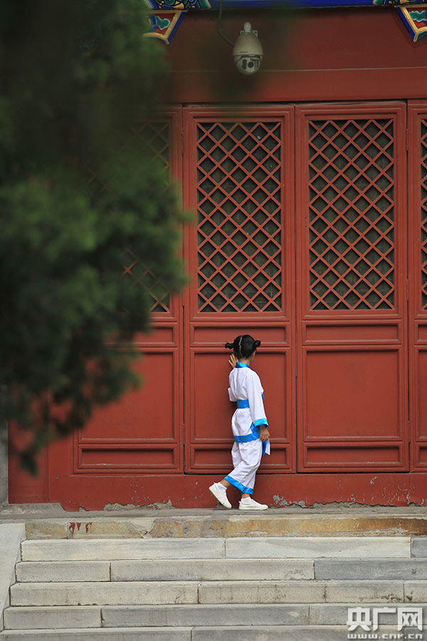 Students attend traditional Chinese cultural festival in Han costume