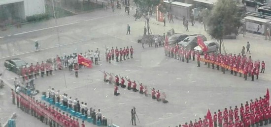 Hot pot restaurant employees collectively kowtow to boss