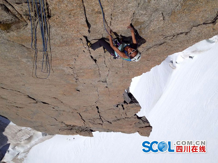 'The girl cut in two' – a beautiful rock climbing instructor in Chengdu
