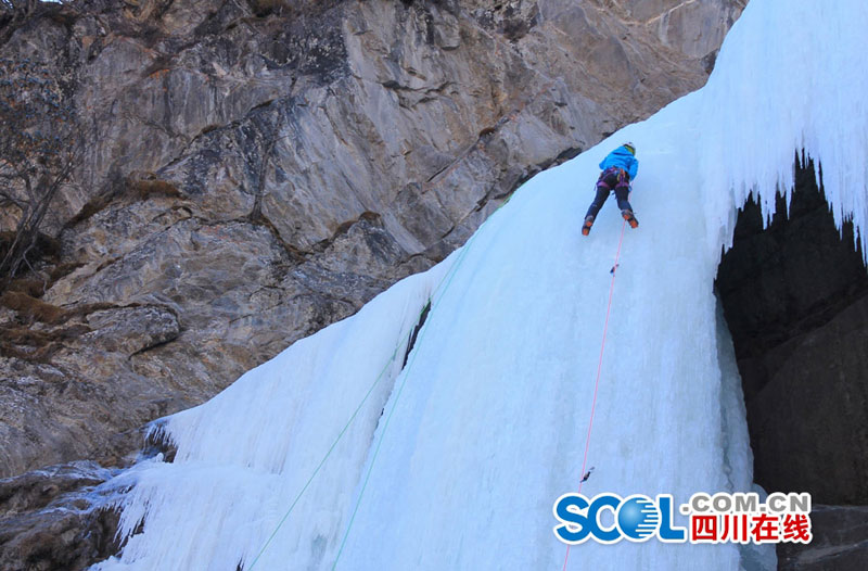 'The girl cut in two' – a beautiful rock climbing instructor in Chengdu
