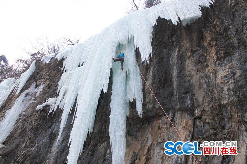 'The girl cut in two' – a beautiful rock climbing instructor in Chengdu
