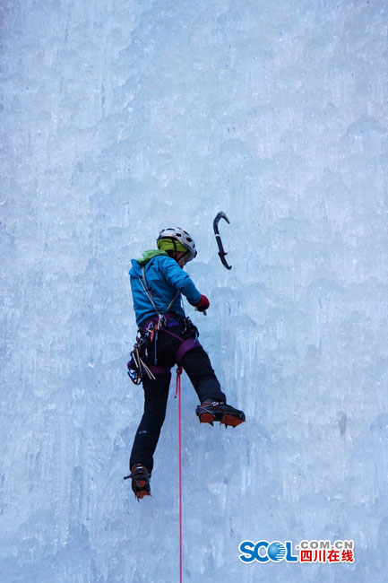 'The girl cut in two' – a beautiful rock climbing instructor in Chengdu
