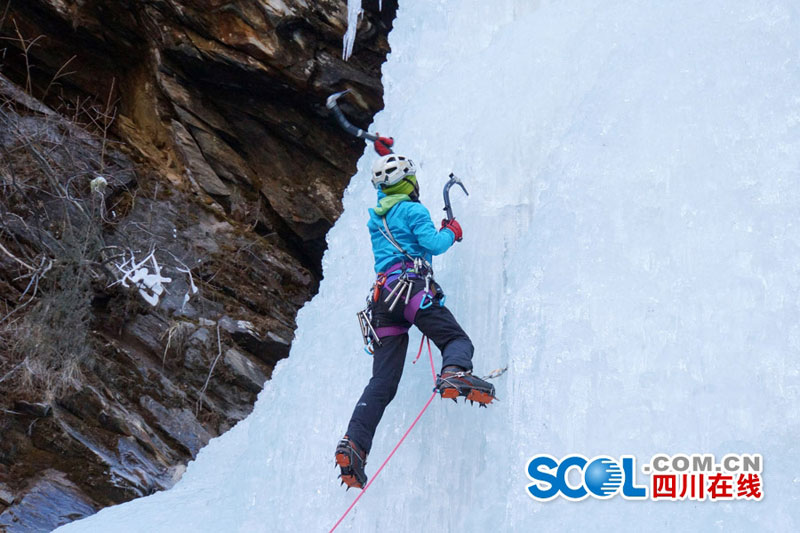 'The girl cut in two' – a beautiful rock climbing instructor in Chengdu
