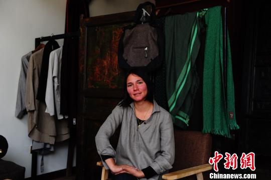 American girl takes Tibetan fashion works to the world