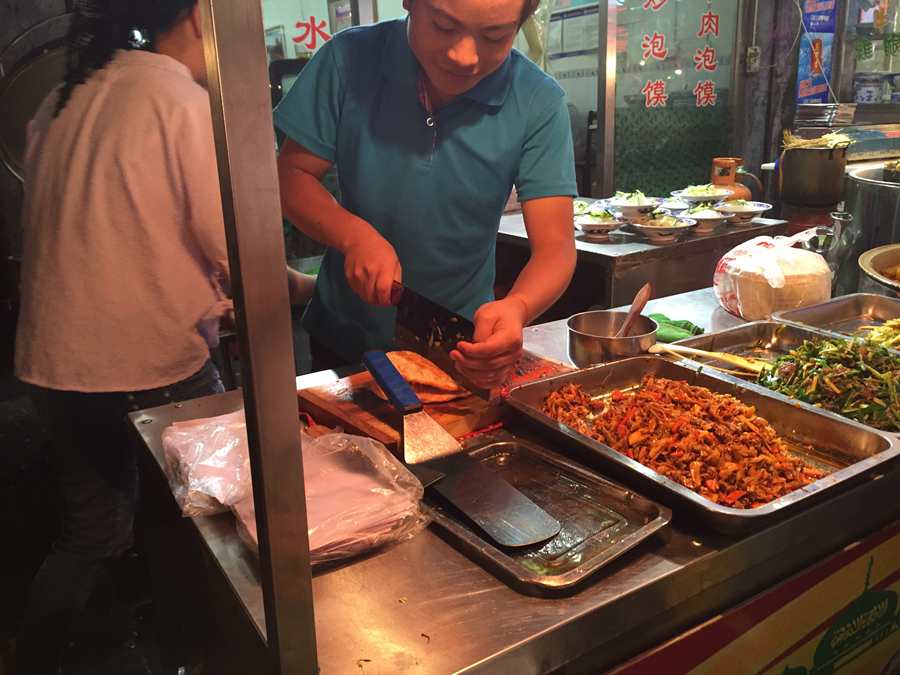 A bite of local delicacy in Xi'an Muslim Street