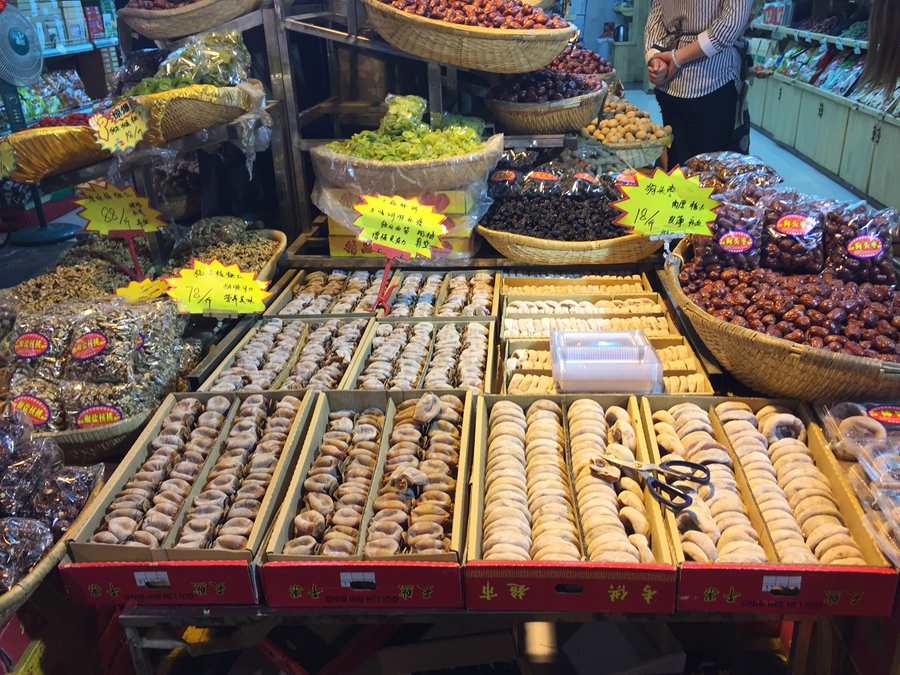 A bite of local delicacy in Xi'an Muslim Street