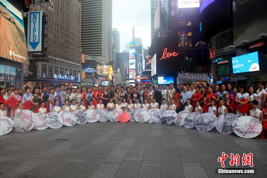 Chinese cheongsam flash mob held in New York Times Square