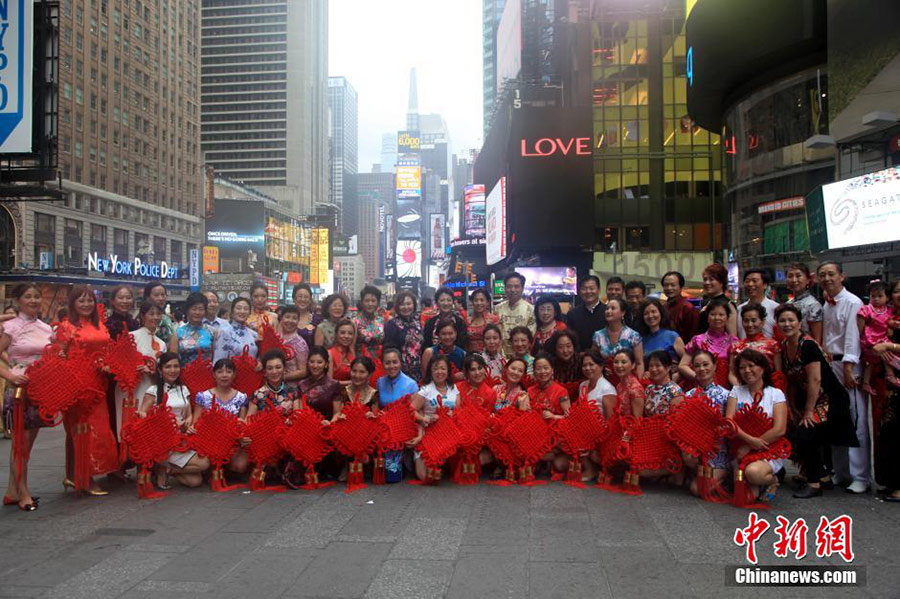 Chinese cheongsam flash mob held in New York Times Square