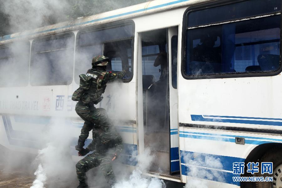 Anti-terrorism troops conduct combat exercise in China's Guangxi