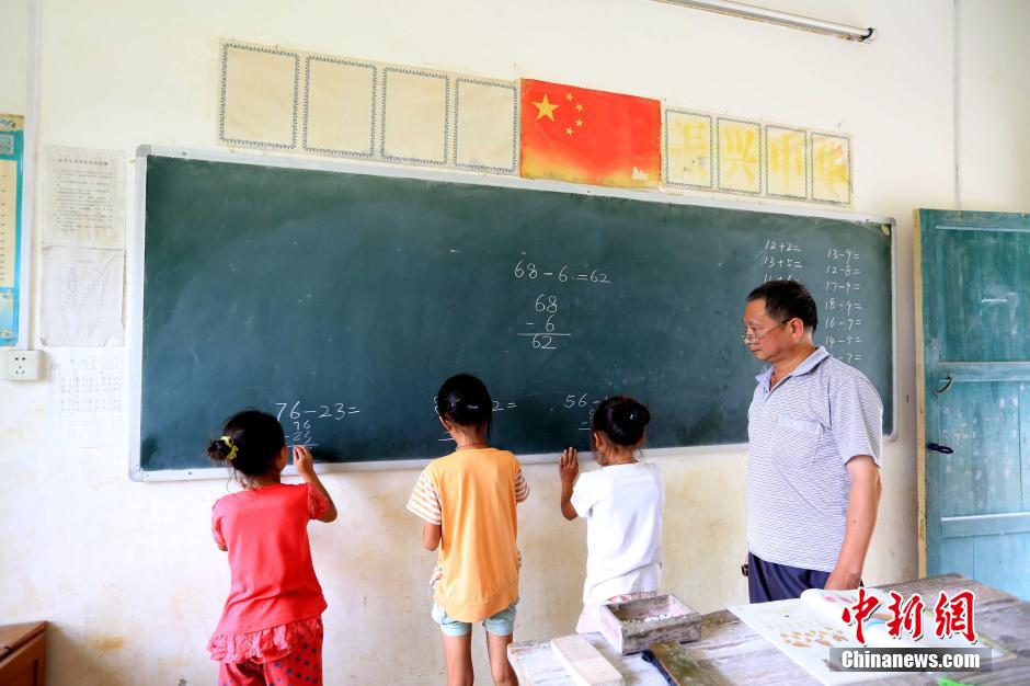 Old teacher spends 37 years teaching in mountainous area