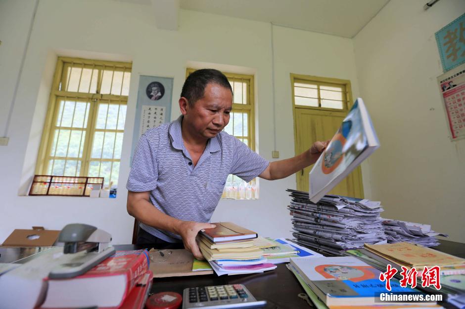 Old teacher spends 37 years teaching in mountainous area