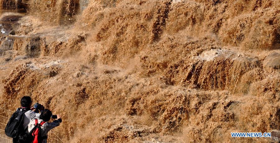 Hukou waterfall shows magnificent spectacle along Yellow River