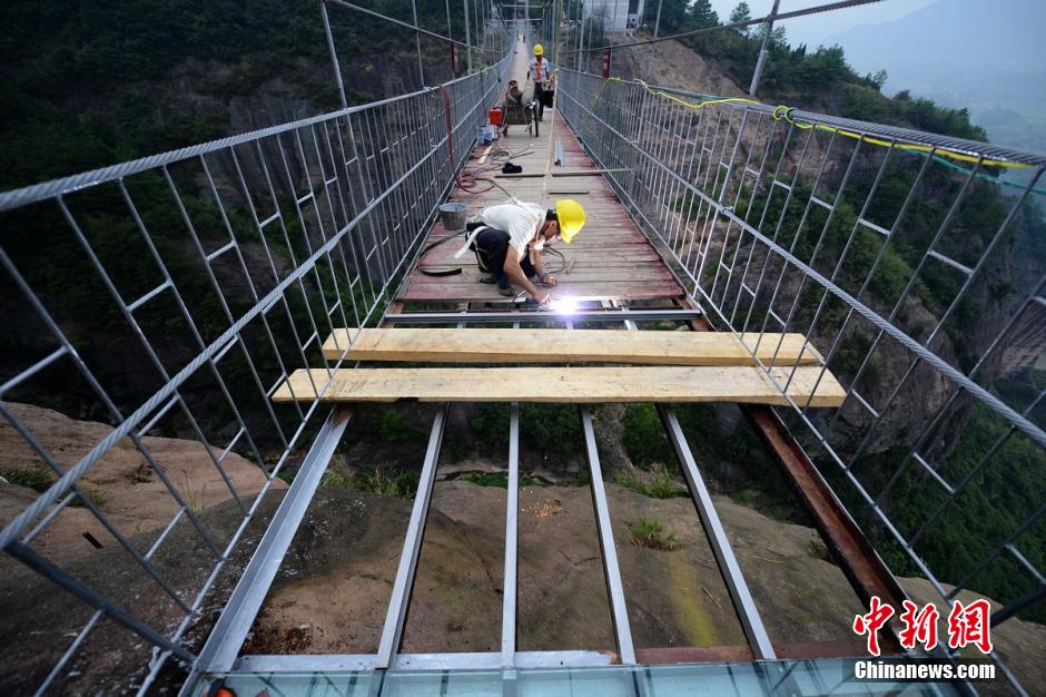 Photo story: a peek at constructors of a suspension bridge