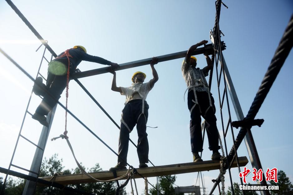 Photo story: a peek at constructors of a suspension bridge
