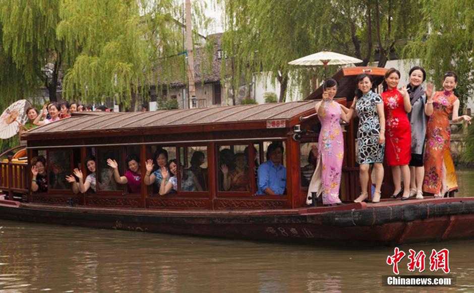 Cheongsam show staged in ancient street in Suzhou