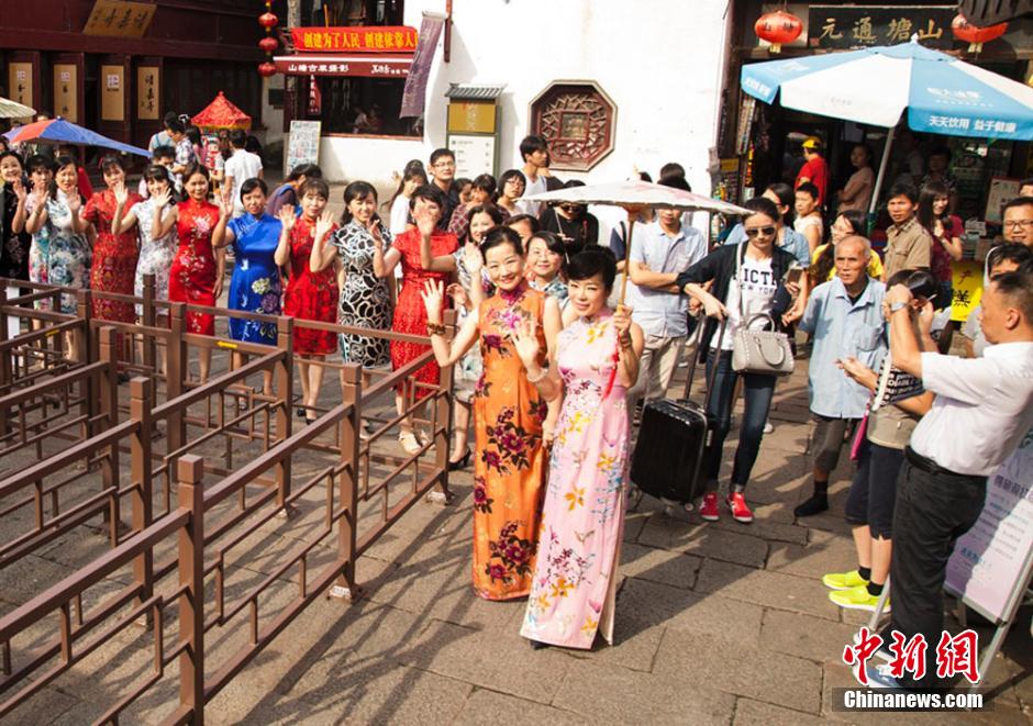 Cheongsam show staged in ancient street in Suzhou