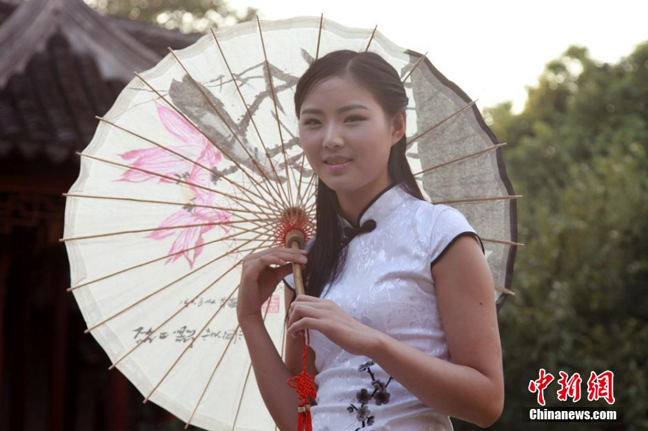 Cheongsam show staged in ancient street in Suzhou