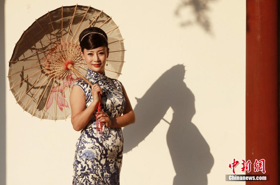 Cheongsam show staged in ancient street in Suzhou