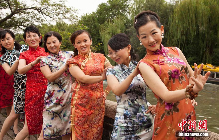 Cheongsam show staged in ancient street in Suzhou