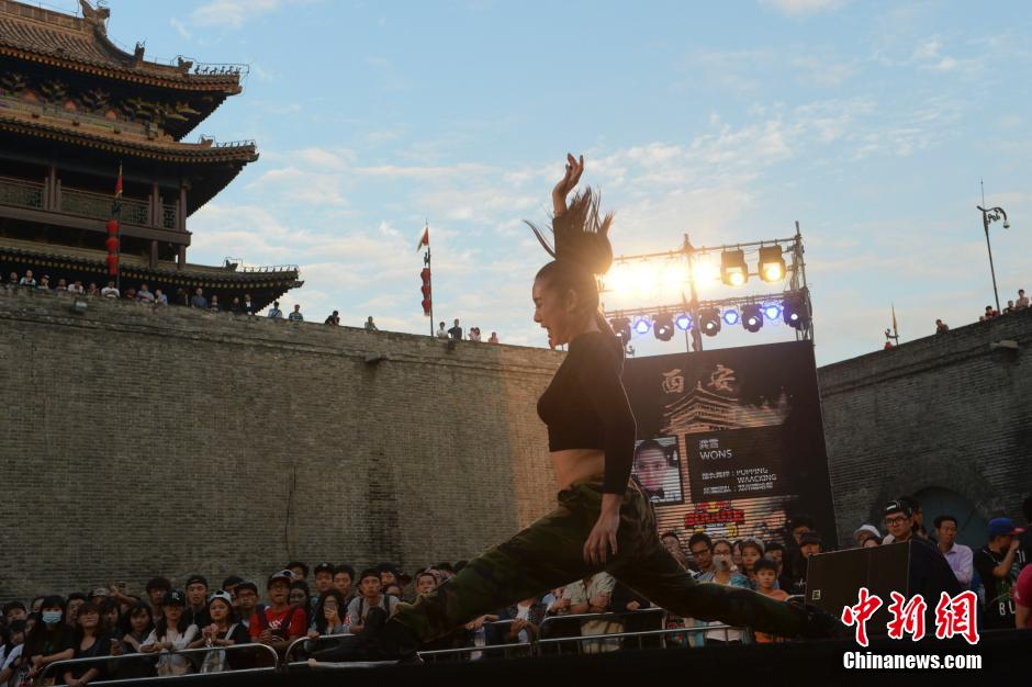 Street dance challenge held under Xi'an city wall