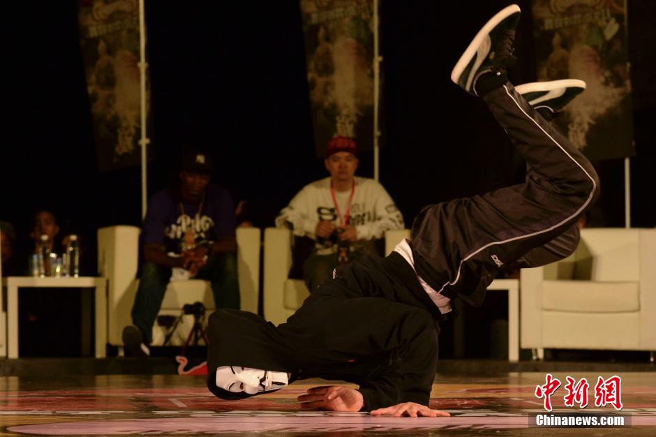 Street dance challenge held under Xi'an city wall