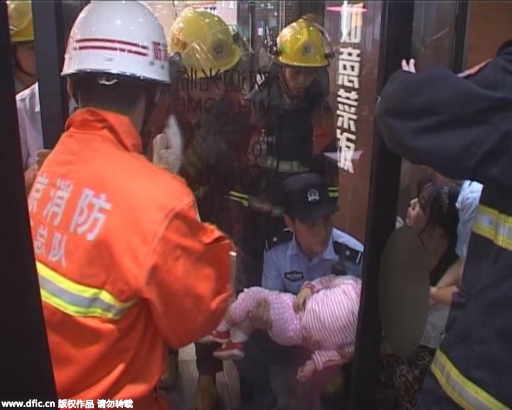 Kid stuck in door recued in E China