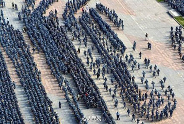 9,000 freshmen participate in military training in Wuhan
