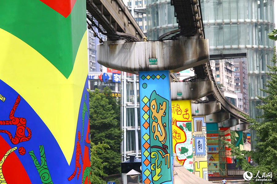 Beautify the supporting columns of bridge with graffiti