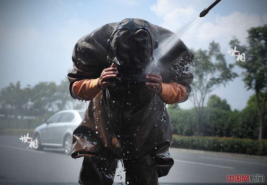 'Frogmen' who dredge pipelines in Shanghai