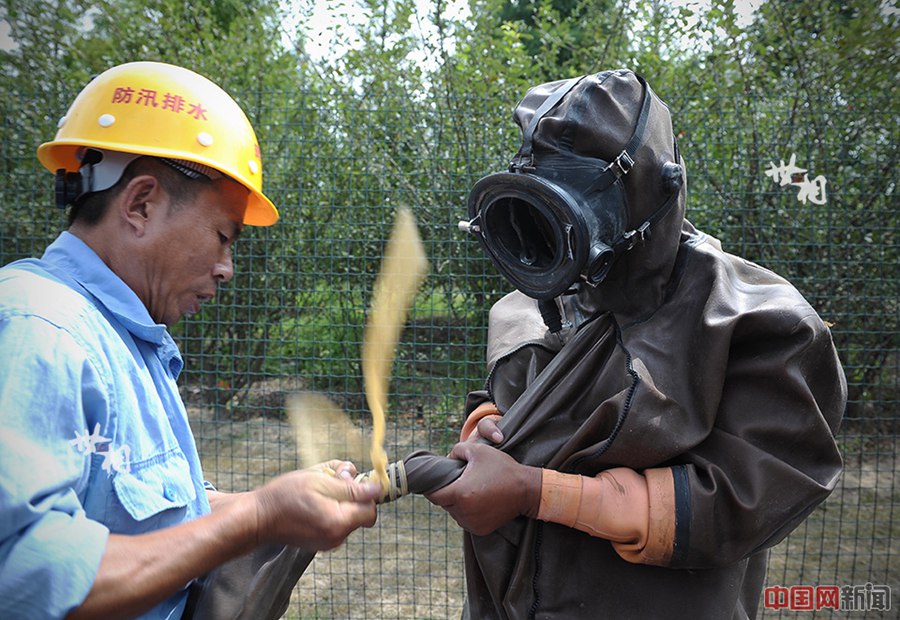 'Frogmen' who dredge pipelines in Shanghai