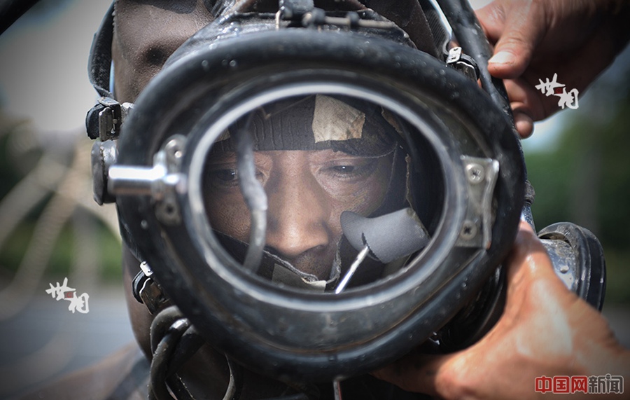 'Frogmen' who dredge pipelines in Shanghai