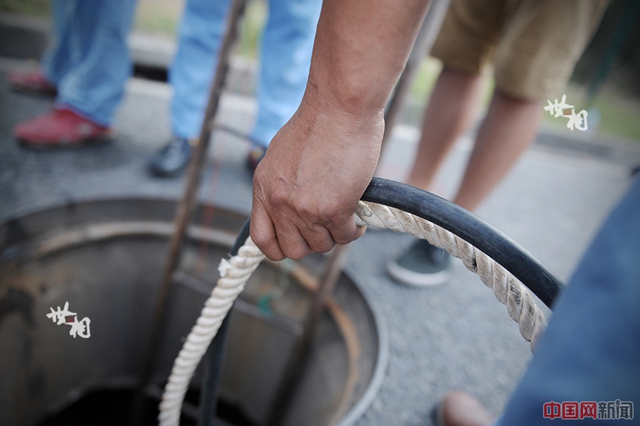 'Frogmen' who dredge pipelines in Shanghai