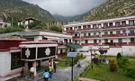 Tibetan Buddhists receive education to dissuade them from separatism