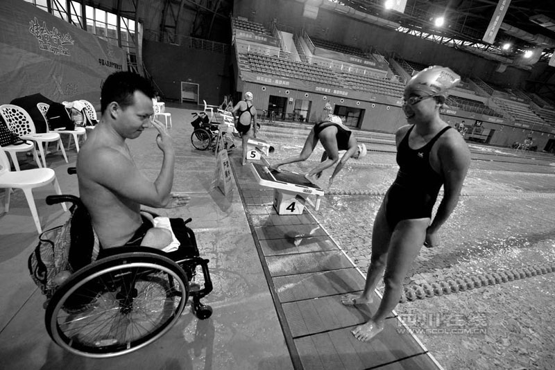 Amputee 'Frog King' in the swimming pool