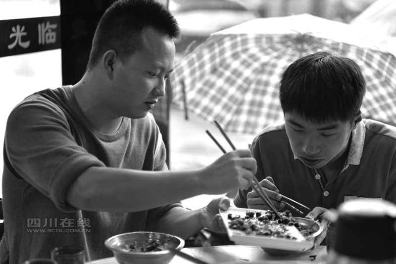 Amputee 'Frog King' in the swimming pool