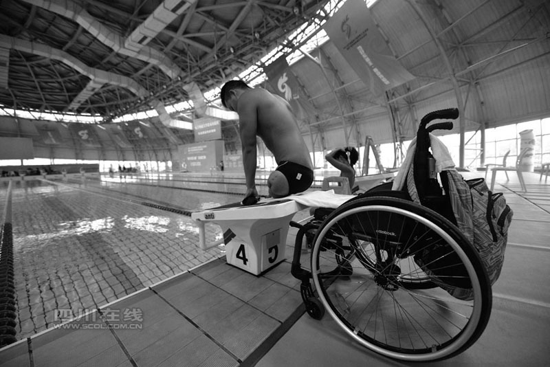 Amputee 'Frog King' in the swimming pool