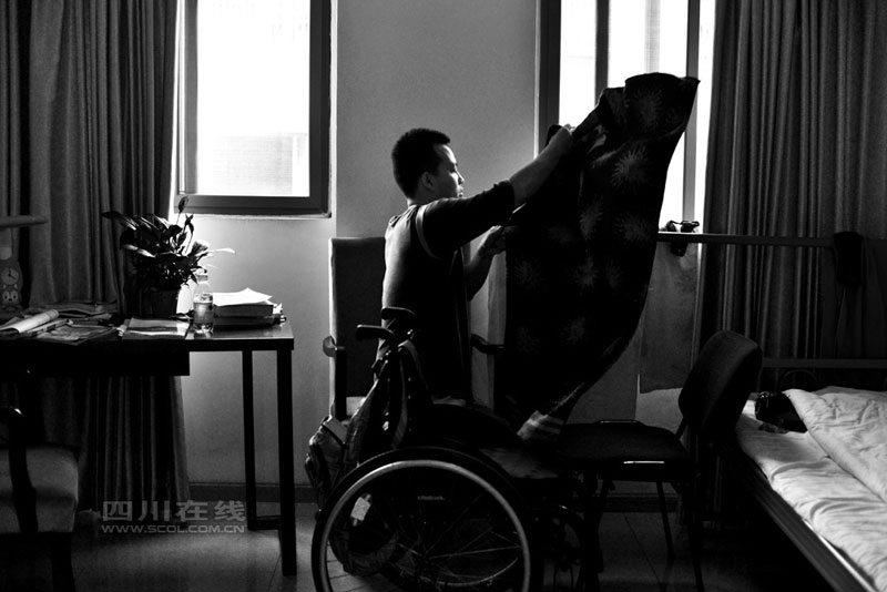 Amputee 'Frog King' in the swimming pool