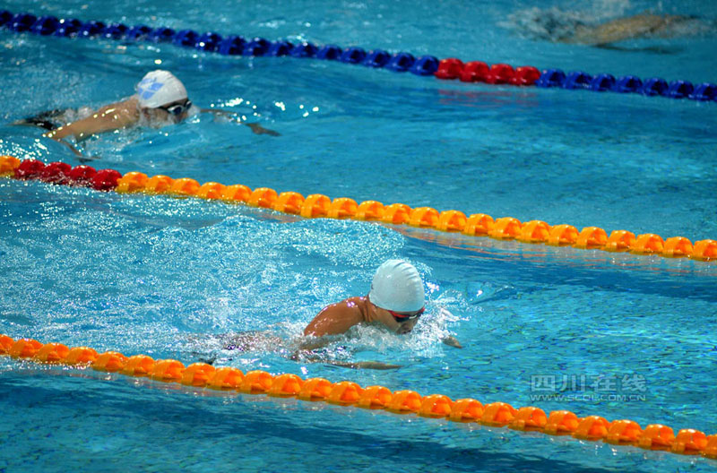 Amputee 'Frog King' in the swimming pool