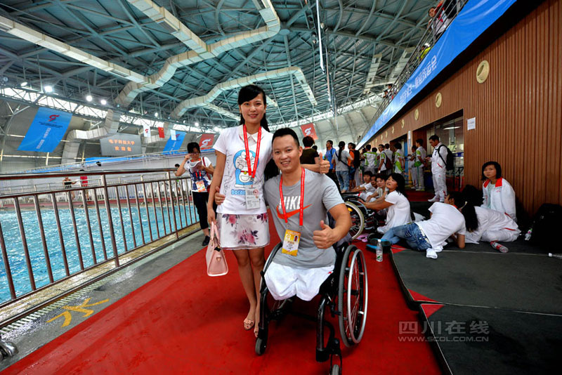 Amputee 'Frog King' in the swimming pool