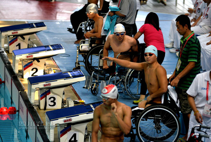 Amputee 'Frog King' in the swimming pool