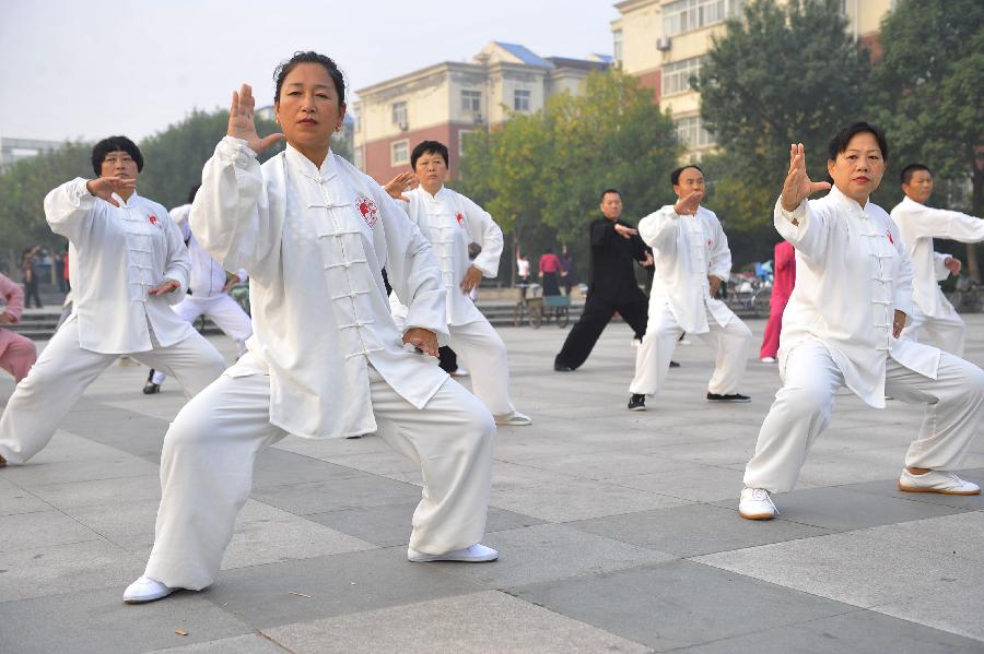 People play Taichi for morning exercises in N. China