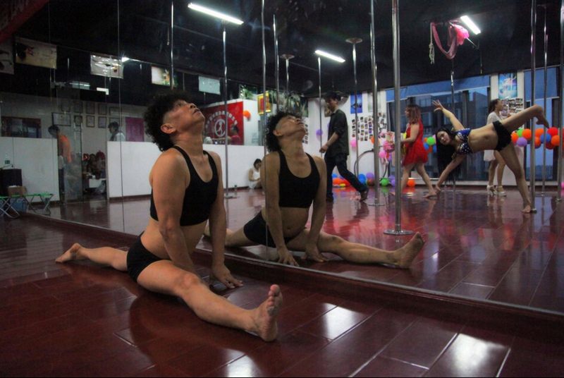 66-year-old man in Chengdu loves pole dancing