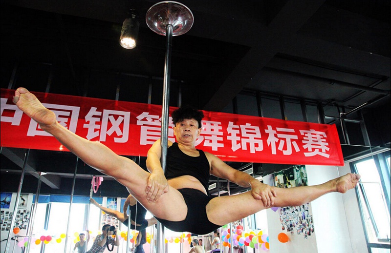 66-year-old man in Chengdu loves pole dancing