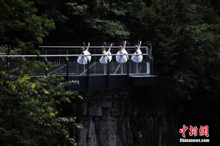 Wow! Ballet dancers perform on 280m-high glass platform