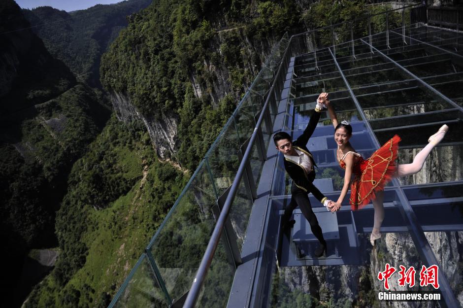 Wow! Ballet dancers perform on 280m-high glass platform