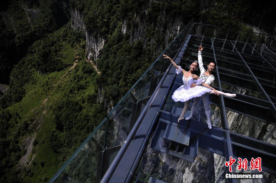 Wow! Ballet dancers perform on 280m-high glass platform