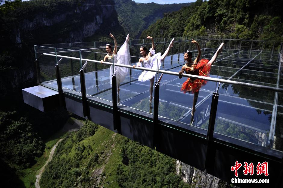 Wow! Ballet dancers perform on 280m-high glass platform