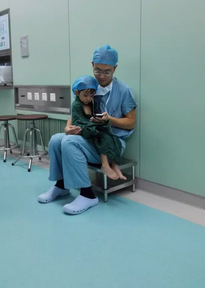 Photos of Doctor Soothing Toddler before Surgery Go Viral Online